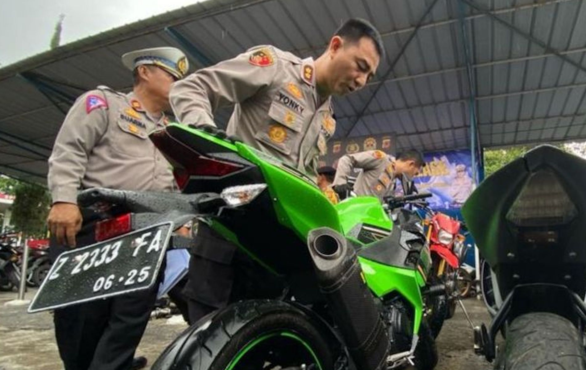 Kepala Kepolisian Resor Garut AKBP Rohman Yonky Dilatha menunjukkan knalpot sepeda motor yang diketahui harganya sampai jutaan rupiah di Markas Polres Garut, Jawa Barat, Selasa (23/2/1/2024).