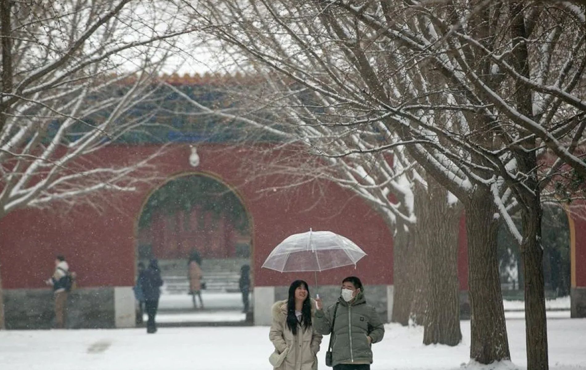 Orang-orang berjalan di atas salju di Taman Zhongshan di Beijing, China, 13 Desember 2023.