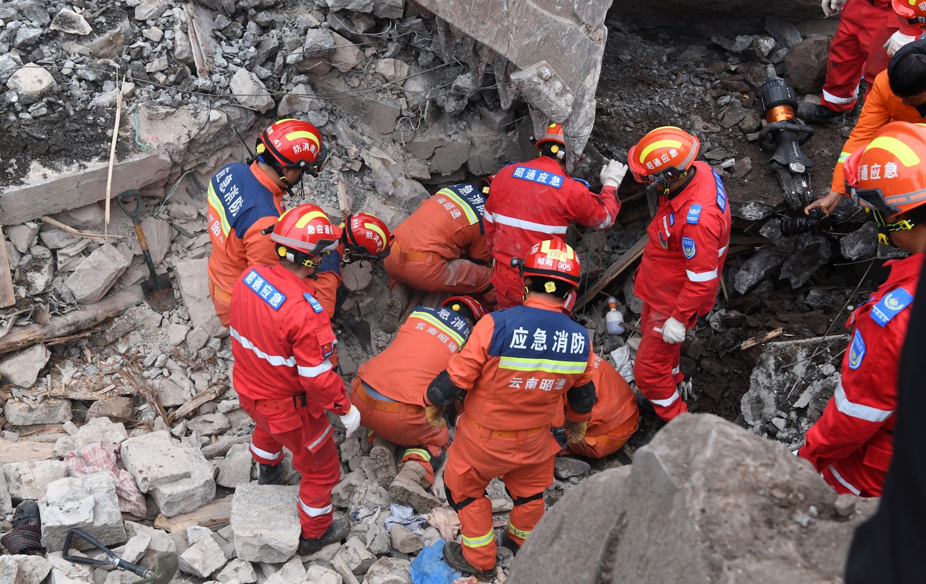 Tim penyelamat bekerja di lokasi tanah longsor di Desa Liangshui, Kota Zhaotong, Provinsi Yunnan, China barat daya, pada Senin, 22 Januari 2024.