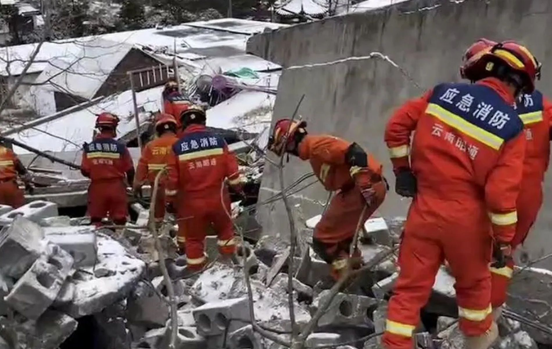 Petugas penyelamat melakukan pencarian korban tanah longsor di desa Liangshui bagian timur laut provinsi Yunnan yang terjadi Senin 22 Januari pukul 06.00 pagi waktu setempat.