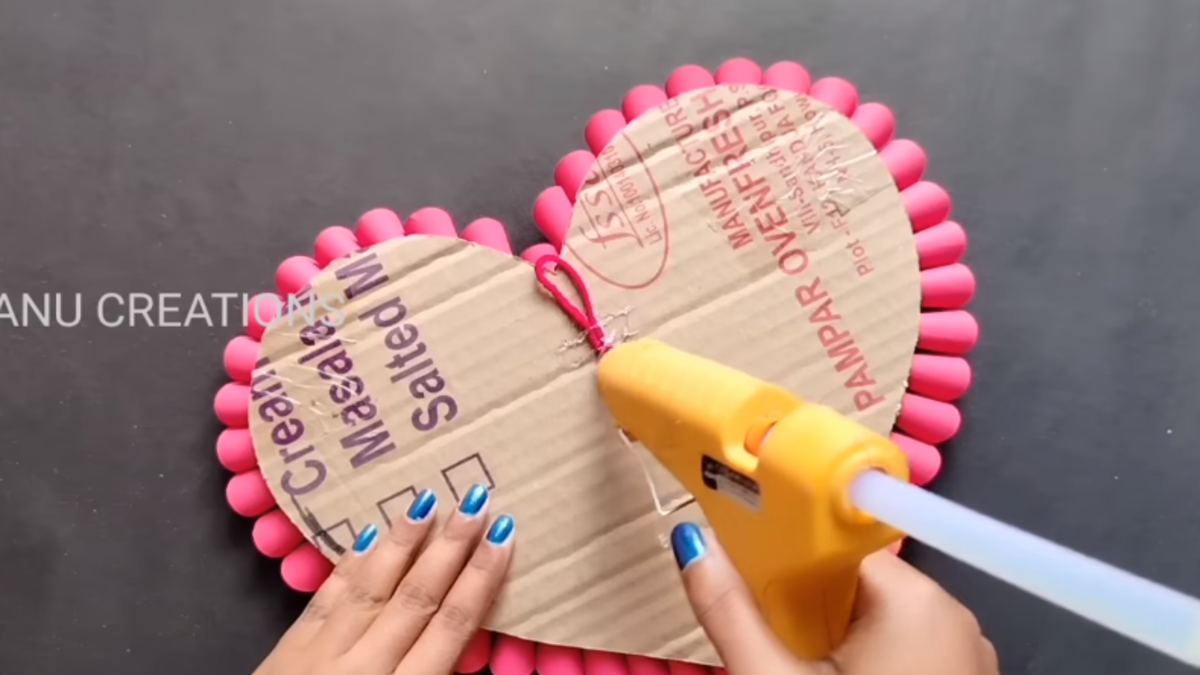 DIY Dekorasi Bentuk Hati Valentine dari Kertas Daur Ulang Barang Bekas