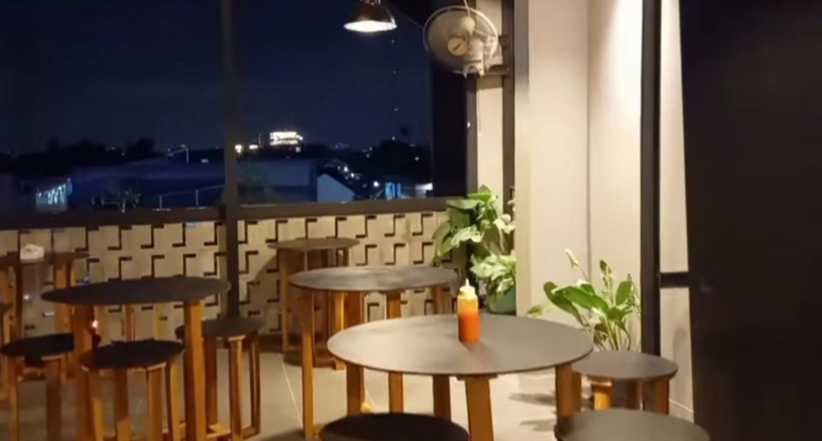 Rumah Kakek Coffee dan Resto, resto dan cafe hits terpopuler di Ciledug Kota Tangerang Banten/tangkapan layar youtube/channel Butet Vlog 