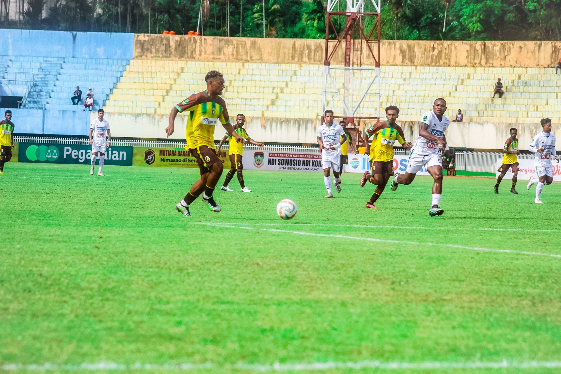 Foto : Persewar vs Gresik United, Senin 22 Januari 2024 di Stadion Mandala Jayapura, babak 12 besar Liga 2 grup Z (Portal Papua) Silas Ramandey