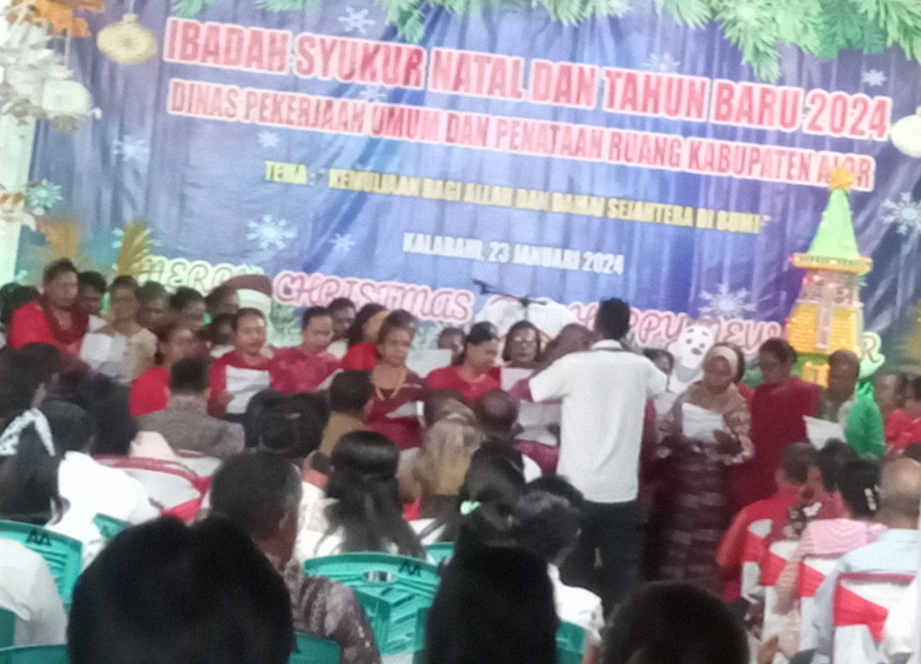 Para pedagang menyanyikan lagu natal dalam ibadat syukur natal Dinas PUPR