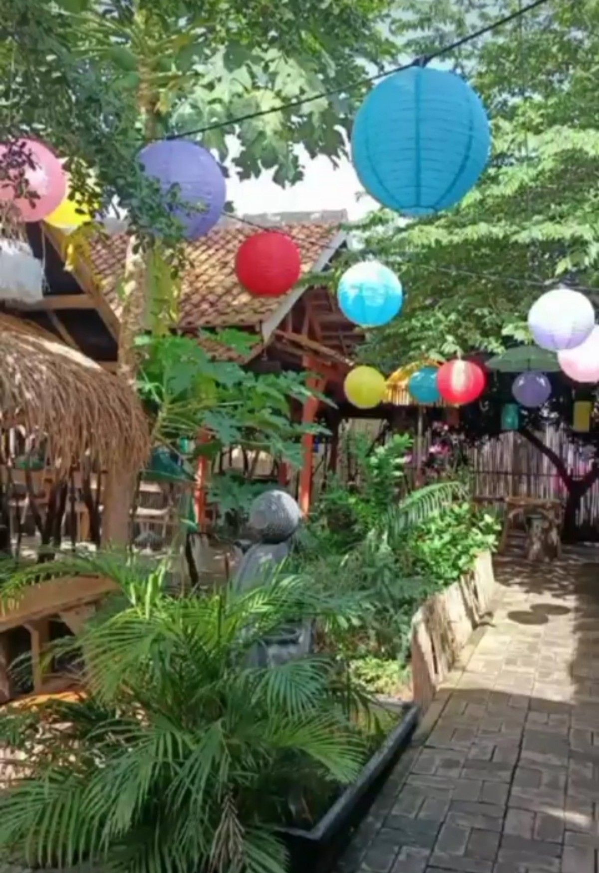Saung Nyonya, resto dan cafe hits terpopuler di Ciledug Kota Tangerang Banten/tangkapan layar youtube/ channel Ghinanima