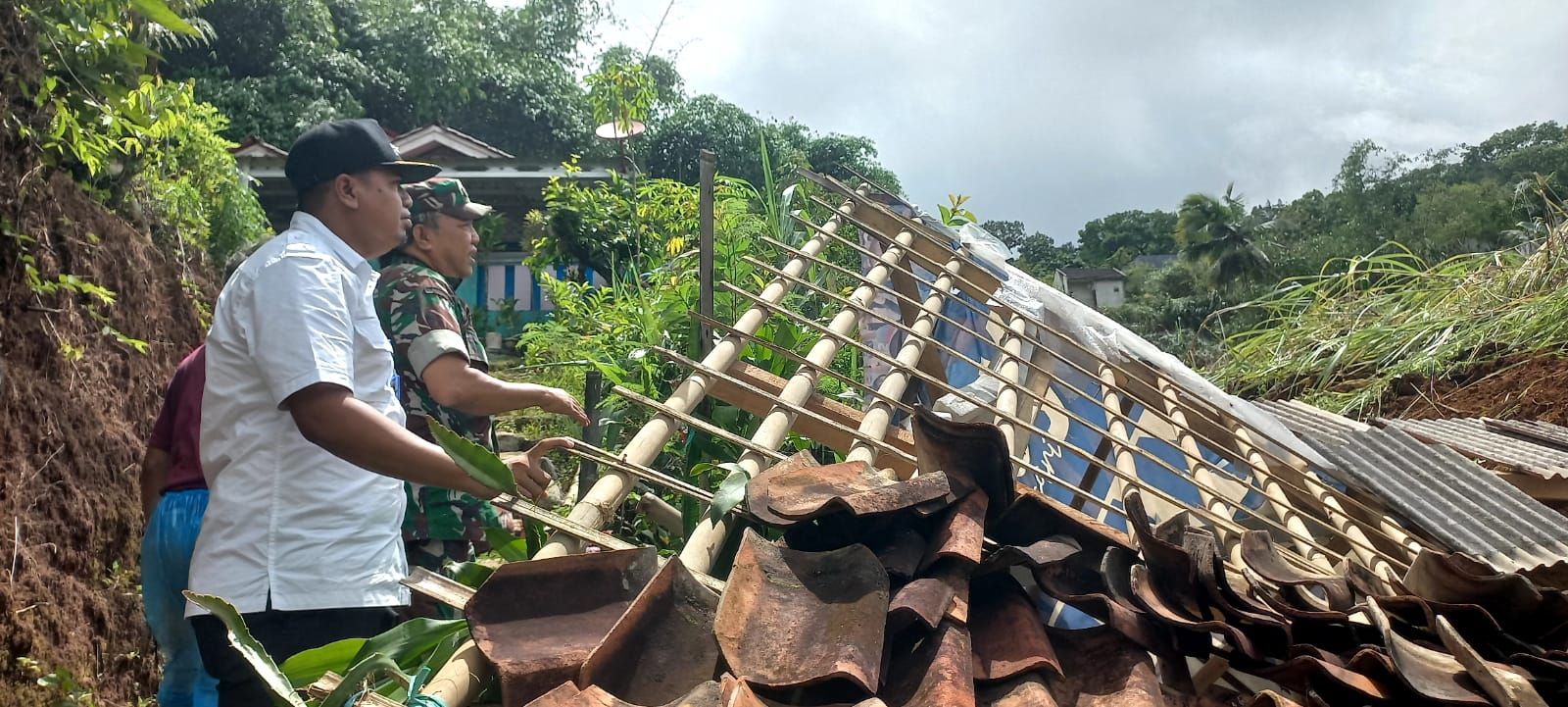 TNI dan Pihak kecaatan Cibadak Sukabumi tengah mengamati bencana tanah longsor
