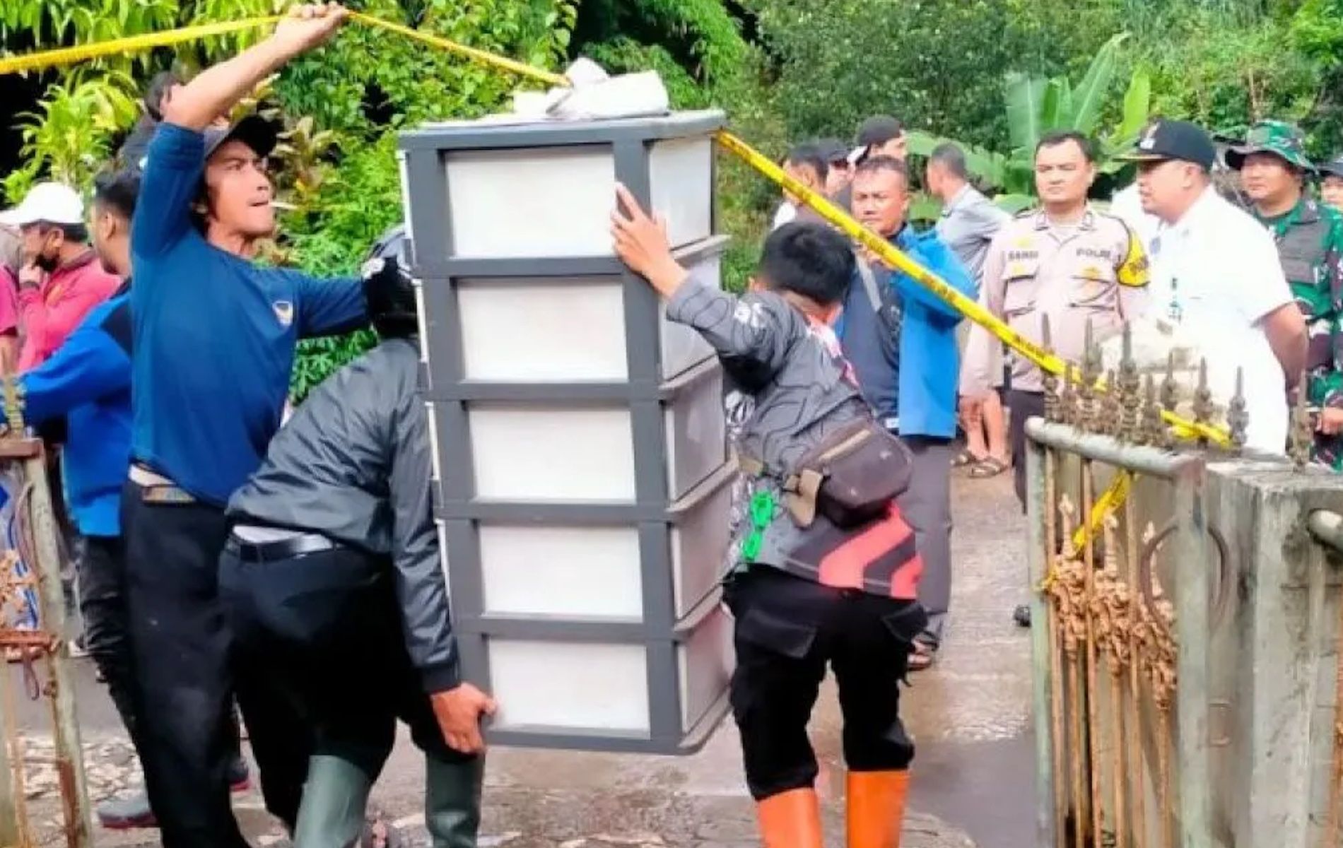 Sejumlah relawan membantu mengevakuasi barang-barang milik penyintas tanah longsor di Kampung Cibatuhilir, Desa Sekarwangi, Kecamatan Cibadak, Kabupaten Sukabumi, Jawa Barat pada Rabu (24/1/2024).