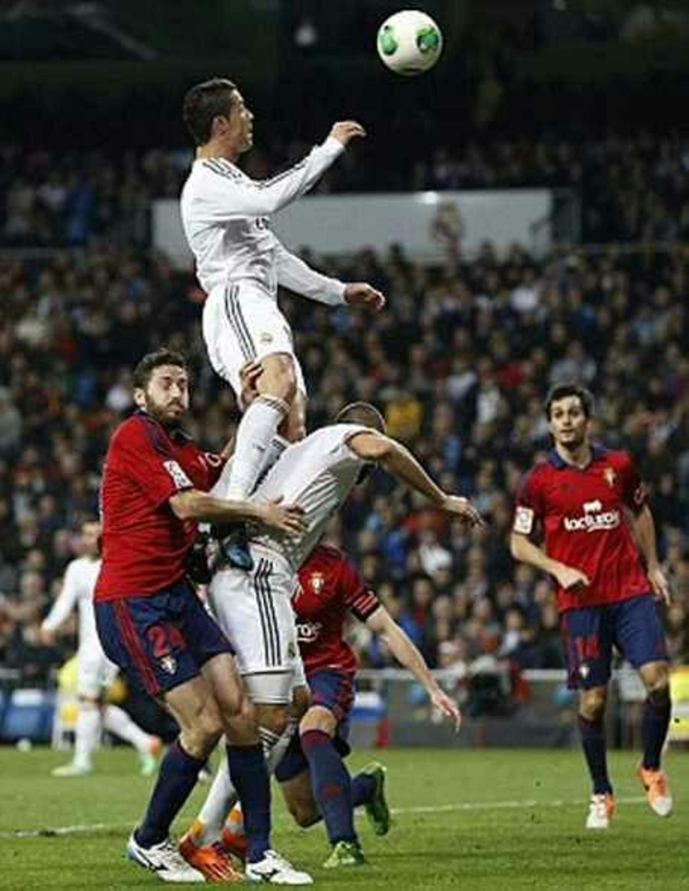 Lompatan tinggi Cristiano Ronaldo.