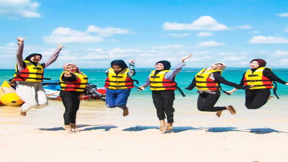Anda bisa mengunjungi Tanjung Lesung bersama teman-teman Anda dan bermain sepuasnya di pantai yang indah