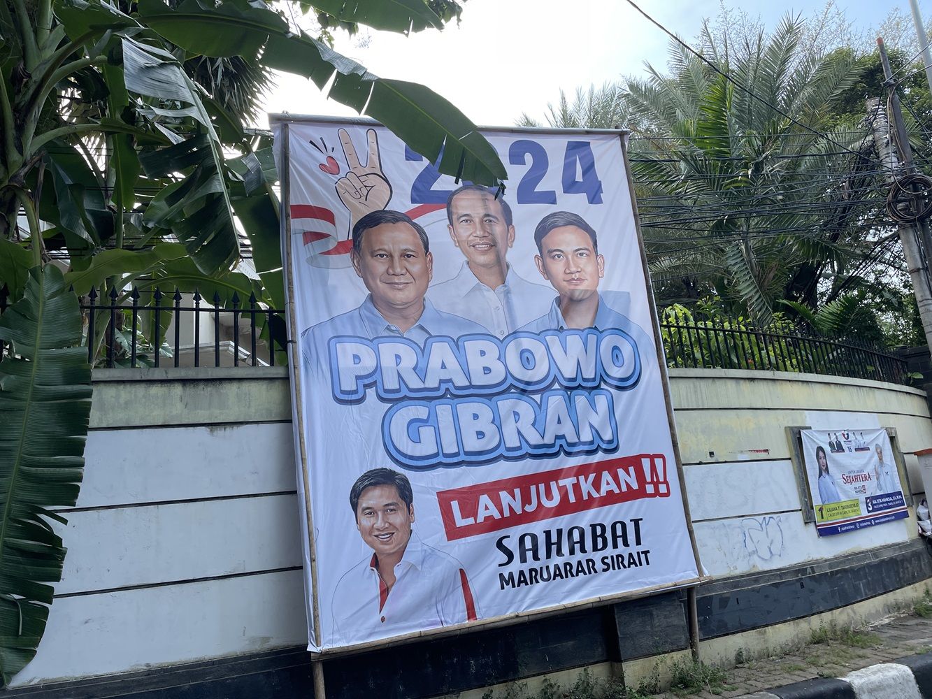 Baliho Bergambar Jokowi bersama Prabowo-Gibran Terpasang di Menteng Jakarta Pusat. 