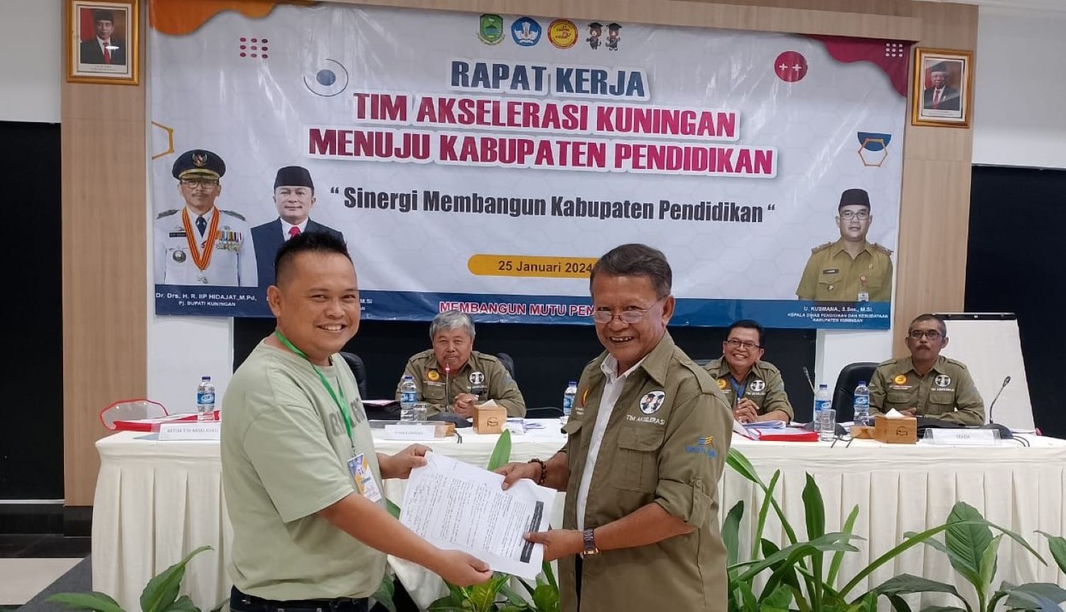 Pokja Bidang Publikasi menyerahkan usulan program  kepada Tim Ahli Akselerasi Kuningan Menuju Kabupaten Pendidikan. 