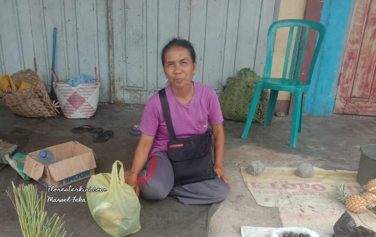 Ibu Wayan Astini, pedagang di Pasar Alok Maumere.