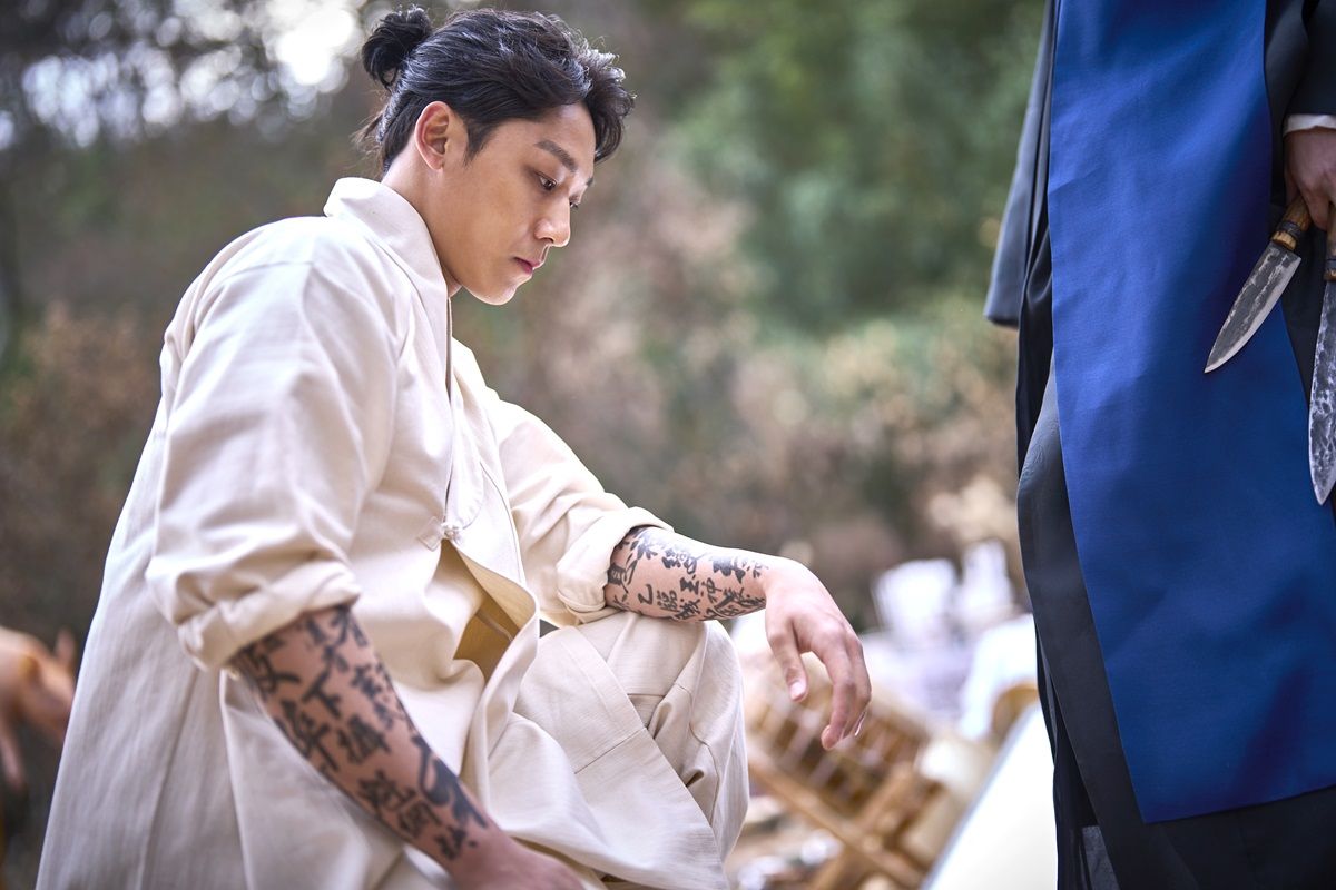 Aktor Lee Doh Hyun berperan sebagai berperan sebagai Bong Gil, seorang dukun yang ahli dalam mantra di film Exhuma.