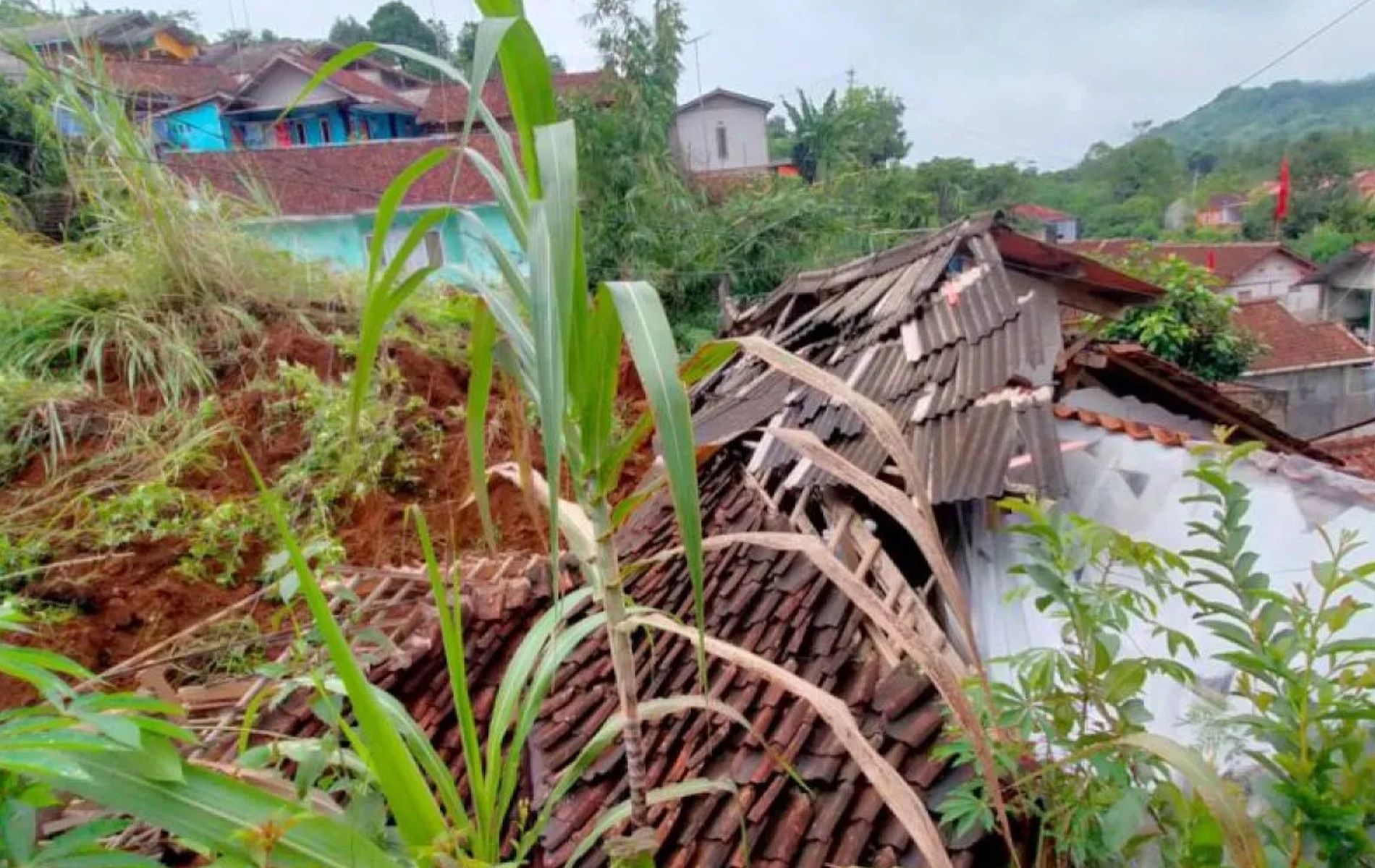 Potret rumah warga rusak akibat diterjang longsor di Kampung Batuhilir, Desa Sekarwangi, Kecamatan Cibadak, Kabupaten Sukabumi, Provinsi Jawa Barat, Rabu (24/1/2024).