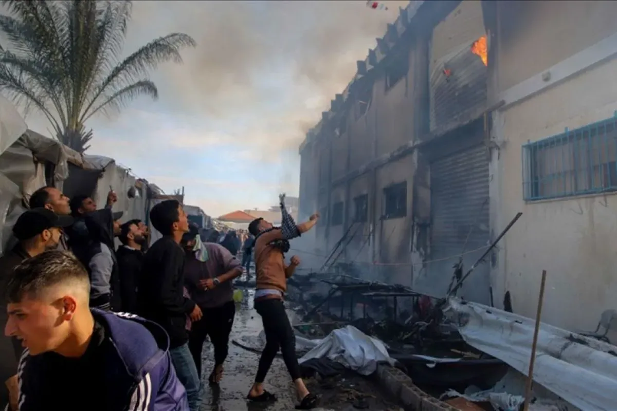 Asap membubung setelah rentetan serangan Israel menghantam gedung pusat pelatihan Badan Bantuan dan Pekerjaan PBB untuk Pengungsi Palestina (UNRWA), di Khan Yunis, Gaza, pada Rabu 24 Januari 2024./ANTARA/Anadolu/tm