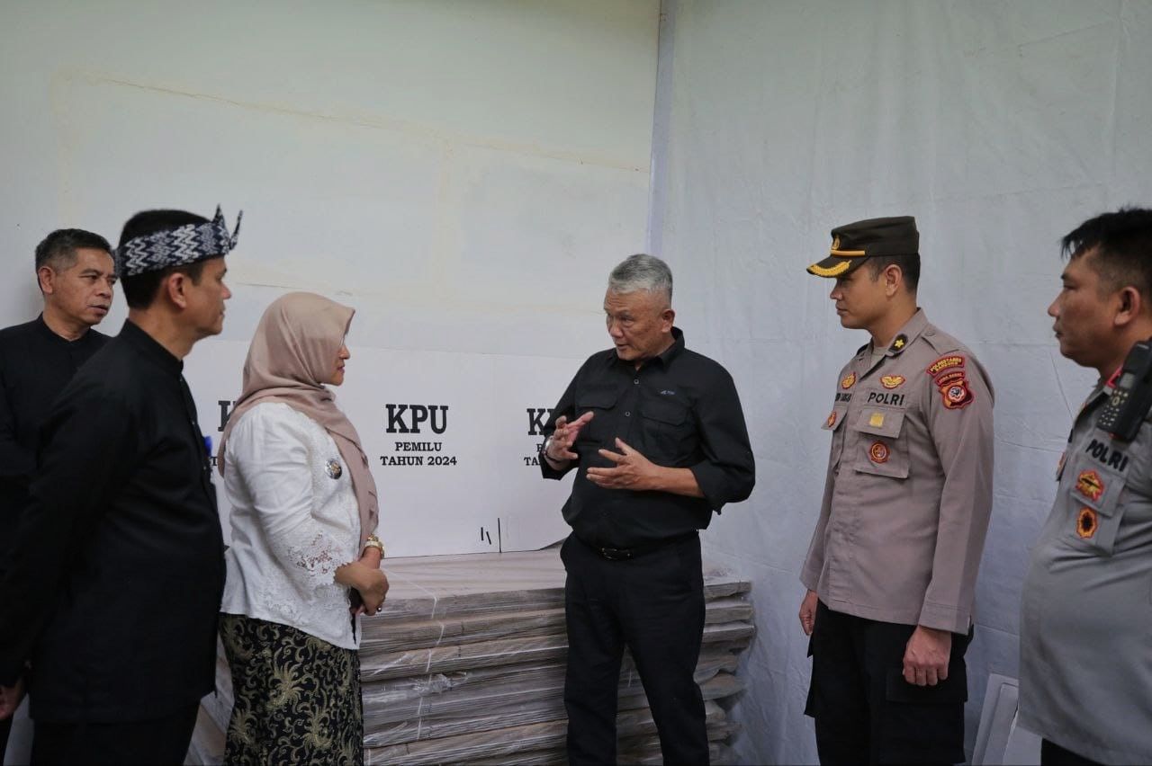 Pj. Walikota Bandung melakukan sidak ke Gudang Logisti KPU
