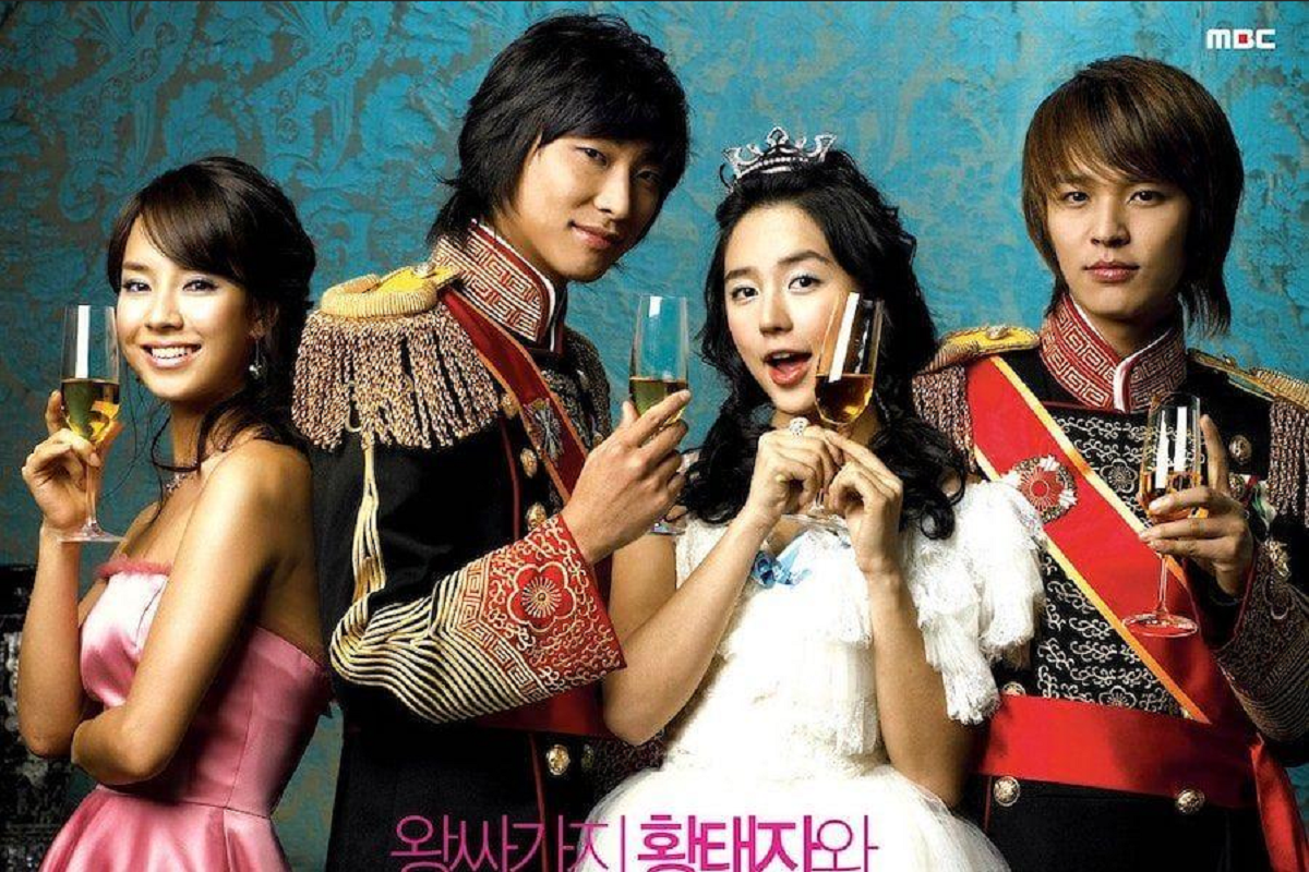 Joo Ji Hoon (kedua dari kiri) terakhir kali main di drakor romantis Princess Hours 18 tahun lalu.