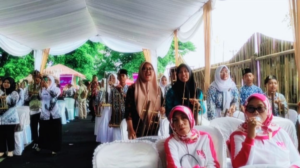 Hadirin acara launching logo dan tagline Kuningan Beu antusias bermain Angklung sebagai alat musik yang sarat sejarah bagi Kabupaten Kuningan, Jawa Barat, Jum'at 26 Januari 2024.*