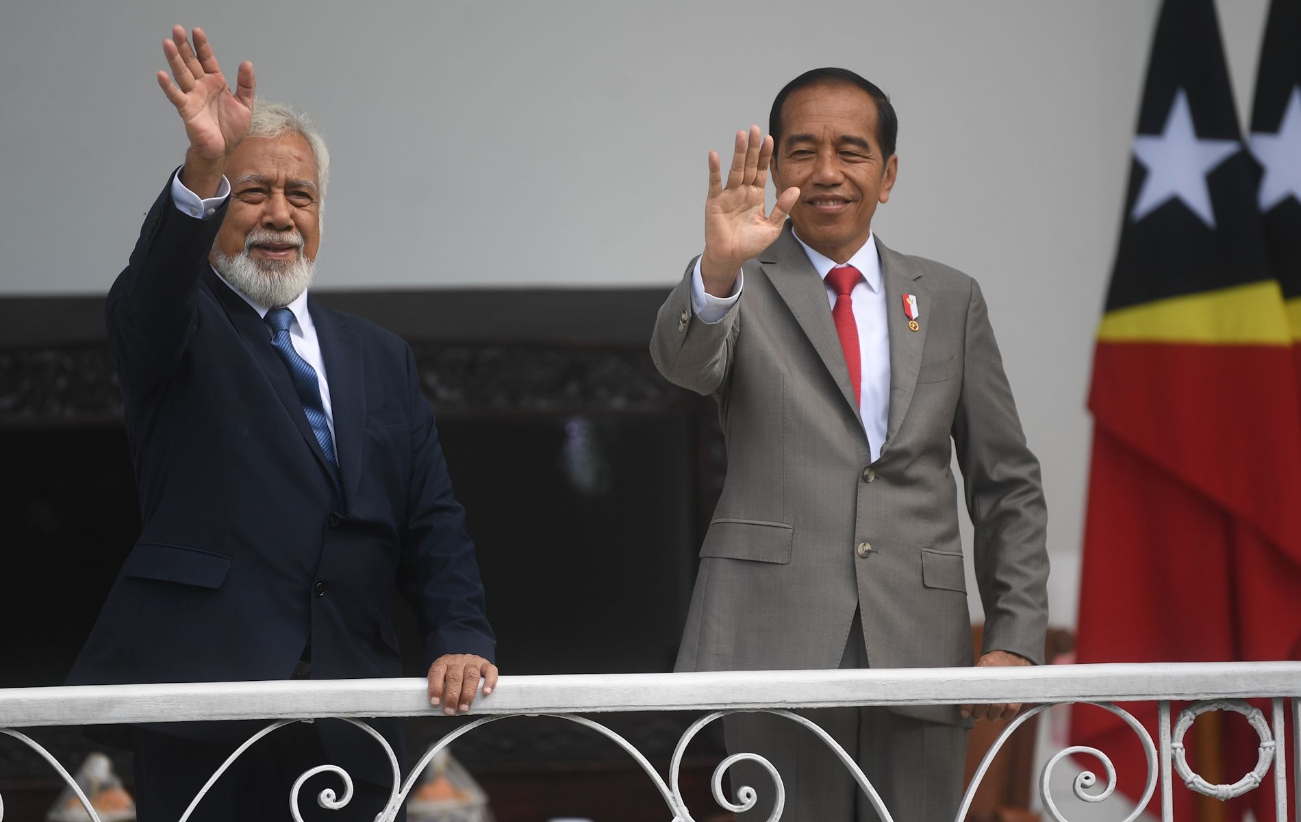 Presiden Jokowi melambaikan tangan bersama Perdana Menteri Republik Demokratik Timor-Leste Xanana Gusmao sebelum pertemuan bilateral di Istana Bogor, Jawa Barat, Jumat (26/1/2024).