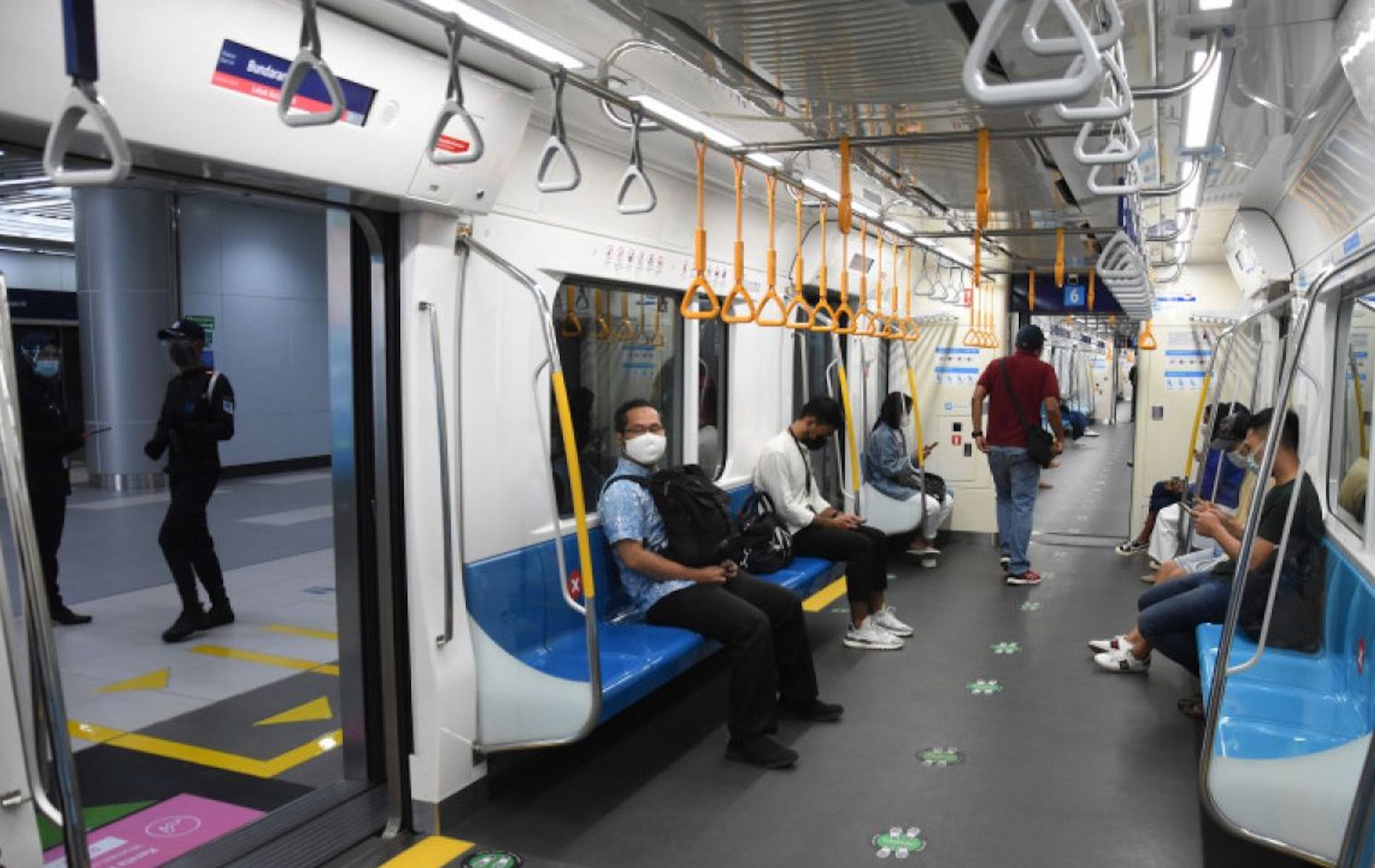 Penumpang menaiki kereta MRT di Stasiun MRT Bundaran HI, Jakarta. Pemprov DKI Jakarta menetapkan jam operasional transportasi umum hingga pukul 24:00 WIB. 