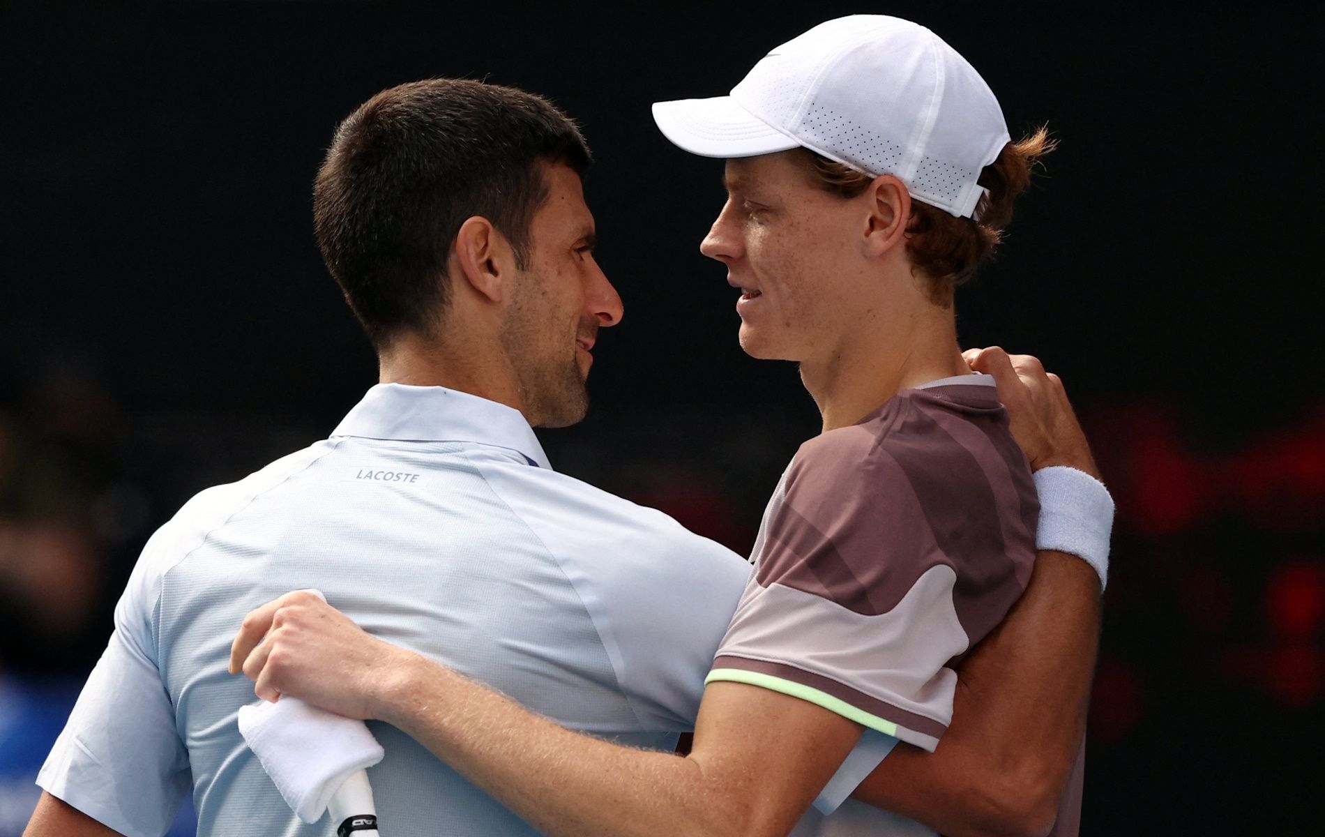Petenis Jannik Sinner dan Novak Djokovic usai pertandingan semifinal Australian Open 2024.