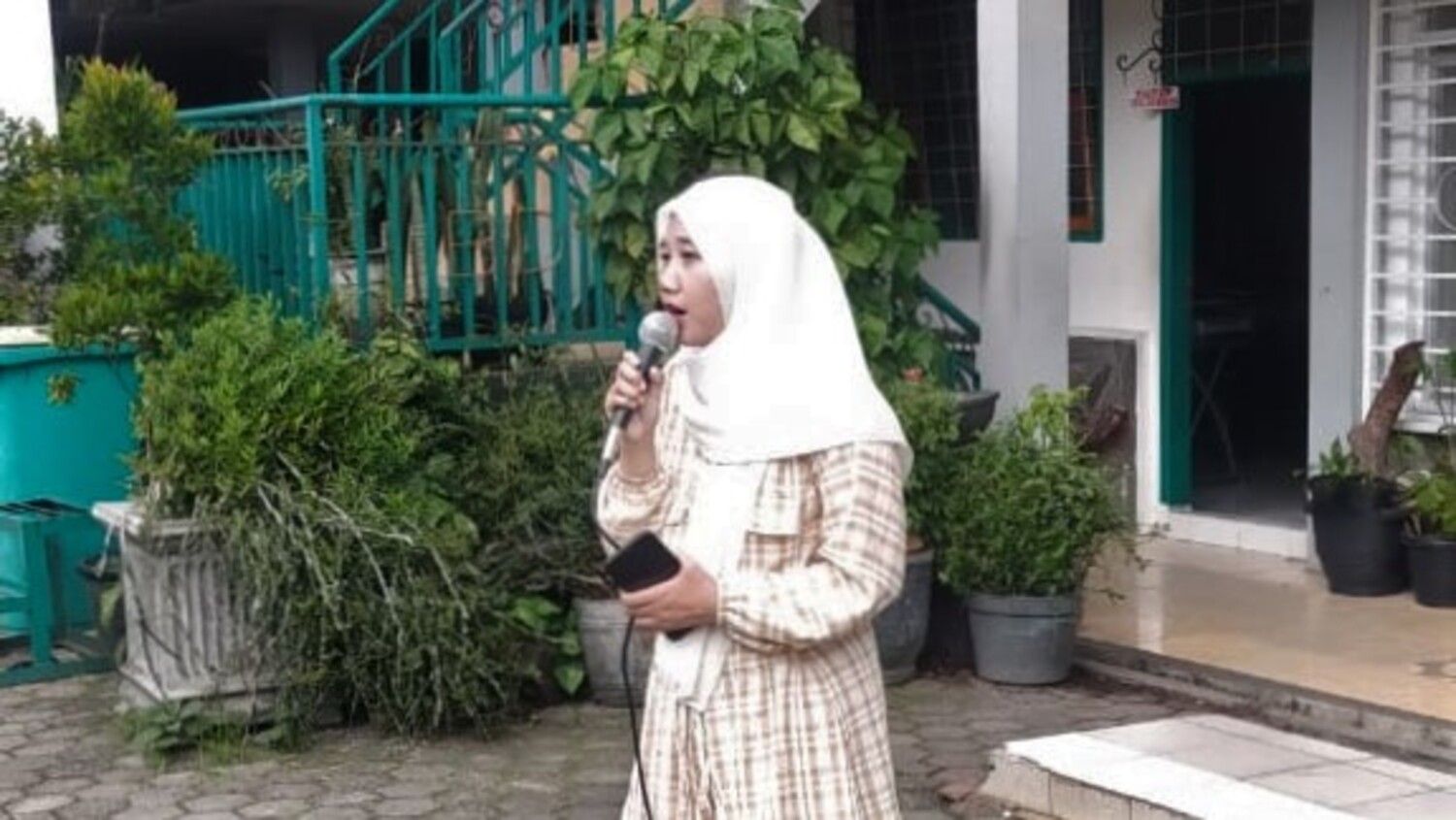 Anita Puspitasari, S.Pd selaku Pembina sekaligus Guru Bahasa Indonesia