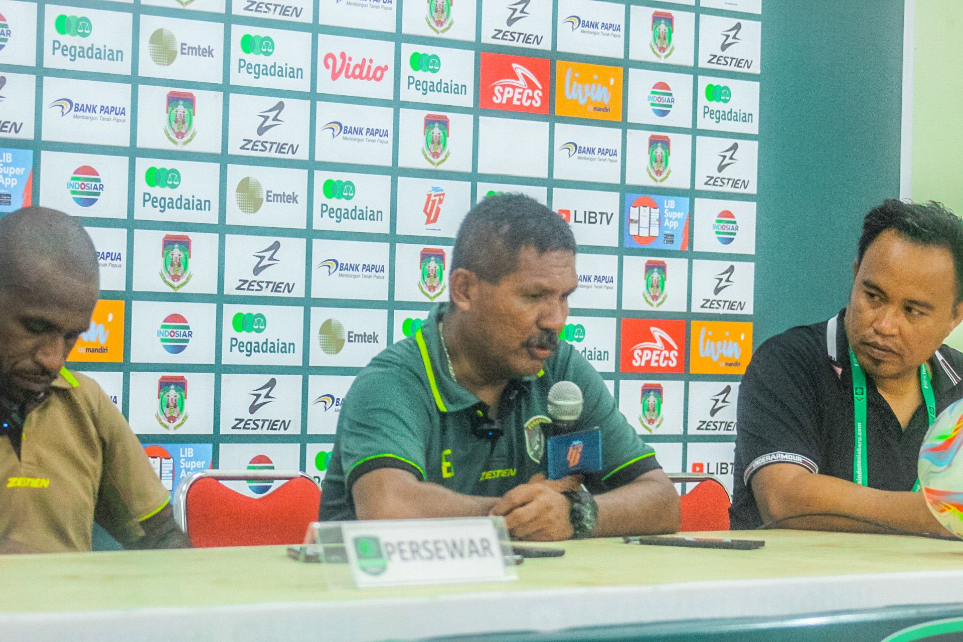 Eduard Ivakdalam, pelatih kepala Persewar (tengah) bersama Boaz Solossa memberi keterangan pada sesi konferensi pers usai pertandingan (Portal Papua) Silas Ramandey