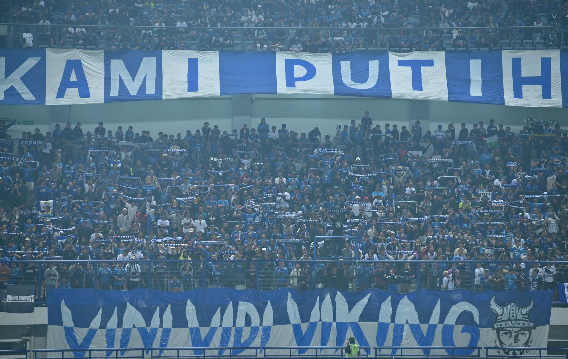 Bobotoh Persib memenuhi bangku stadion GBLA untuk mendukung tim kesayangannya.