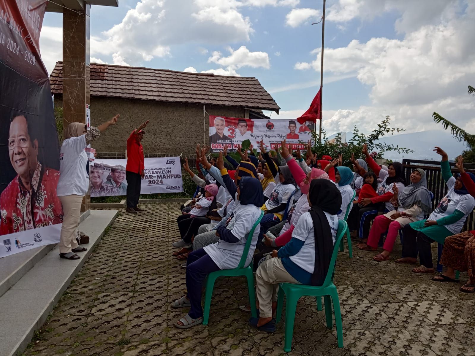 Puluhan ibu ibu desa suntenjaya lembang meneriakkan yel yel kemenangan untuk paslon No 3 Ganjar-Mahfud usai simulasi pencoblosan