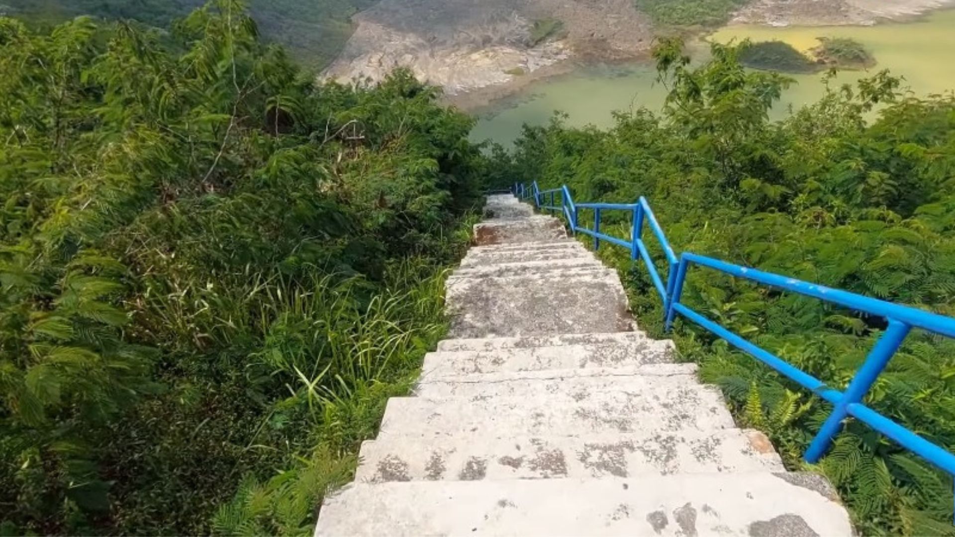 Menaiki anak tangga kuning menuju puncak wisata alam Tasikmalaya, Gunung Galunggung.