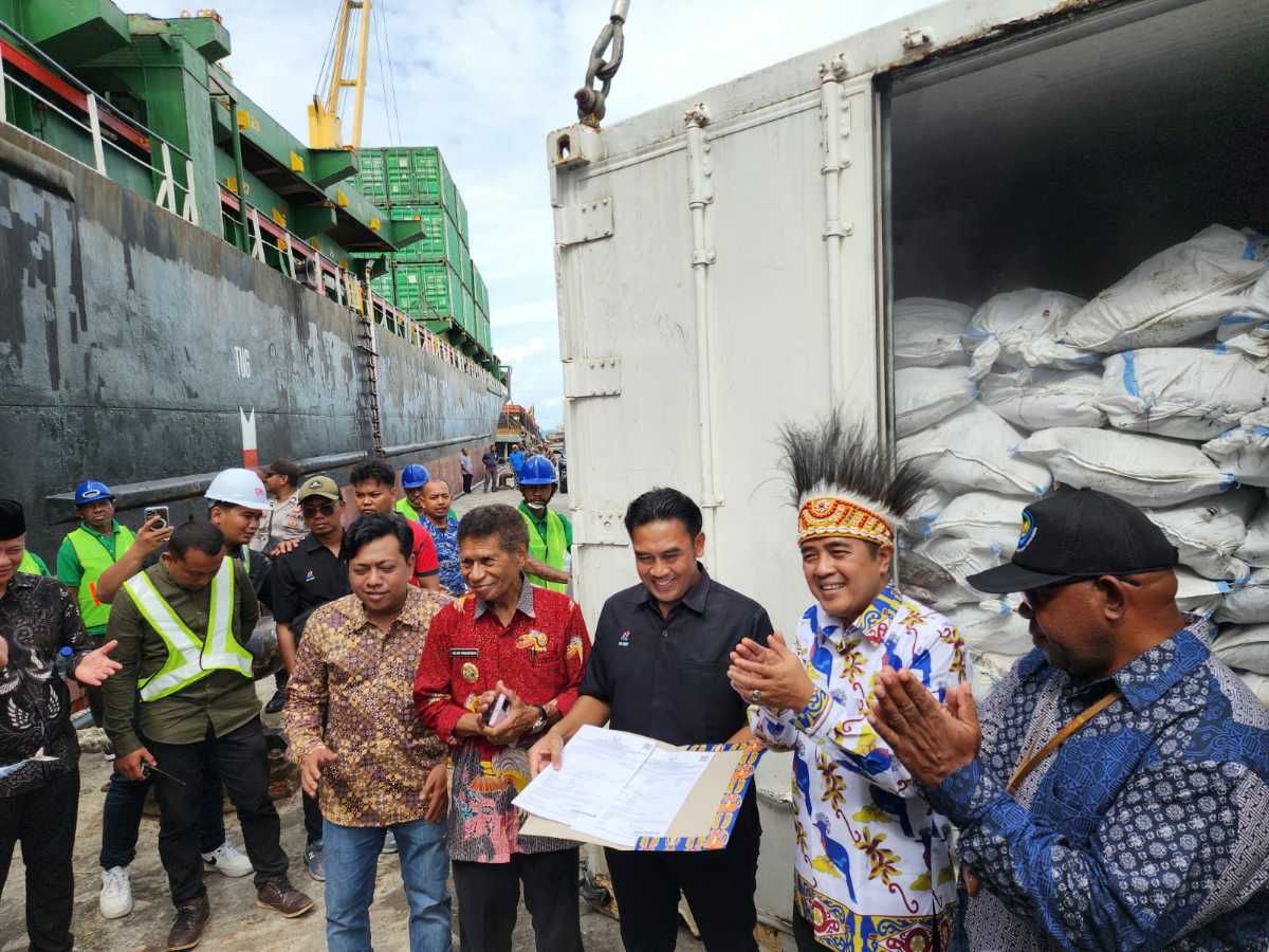 Dirjen PDSPKP Budi Sulistyo bersama Dirut Pindad Internasional Logistik Sures Ferdian dan Wakil Bupati saat soft louncing 