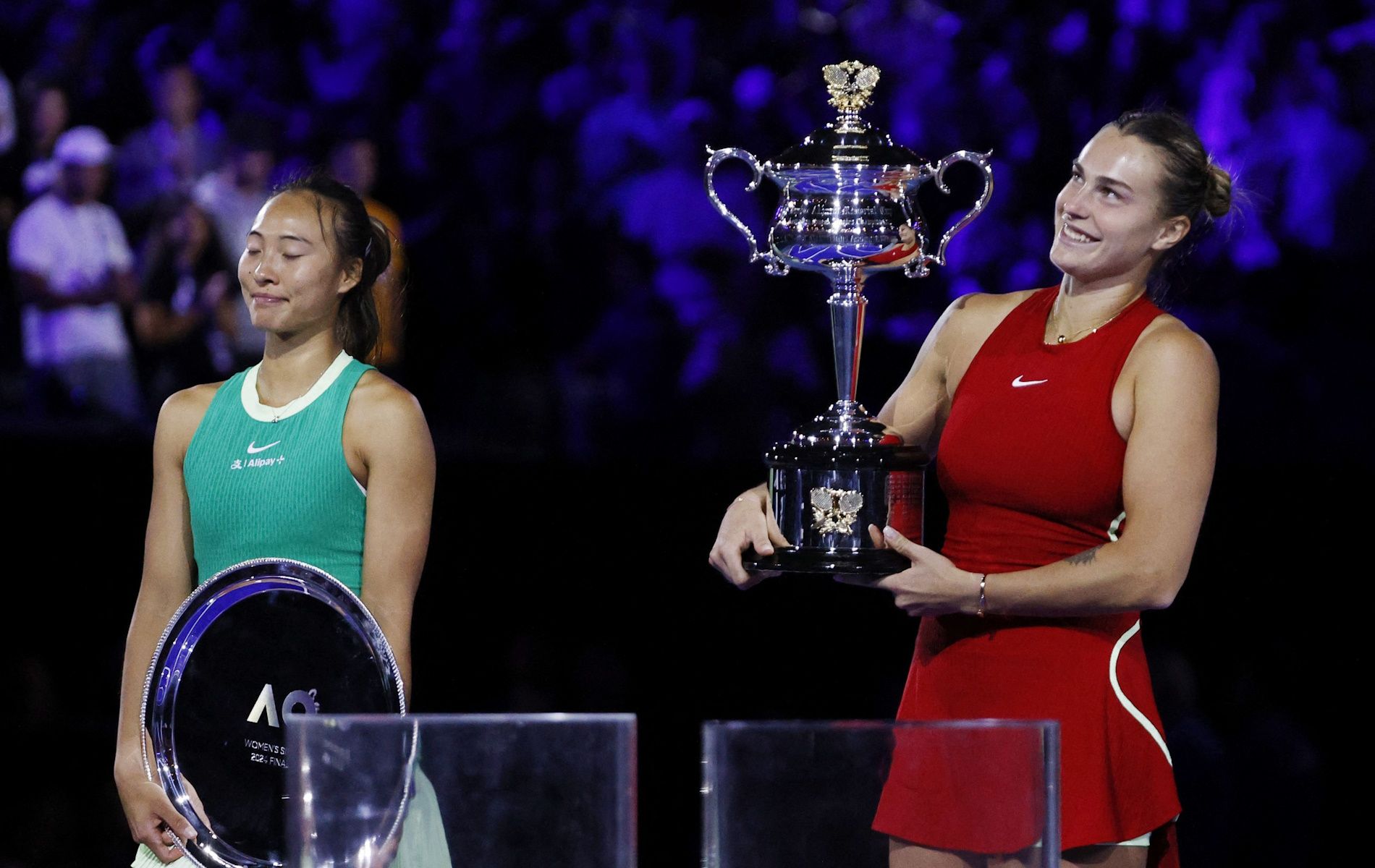Qinwen Zheng (kiri) harus mengakui superiornya Aryna Sabalenka di Australian Open 2024.