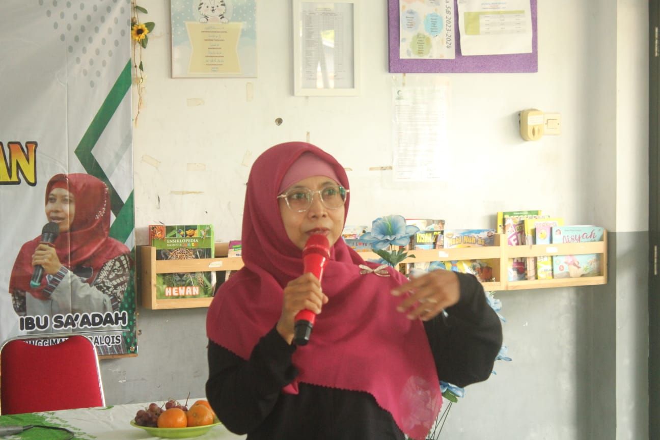 Narasumber seminar parenting, Sa'adah dari WCC Mawar Balqis Cirebon 