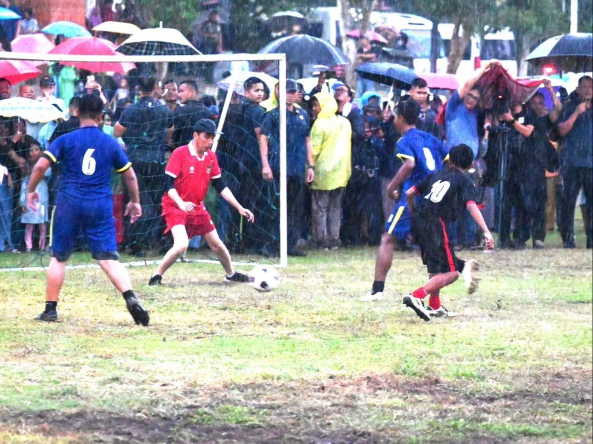 Presiden Joko Widodo bermain bola bersama sejumlah remaja setempat di Lapangan Gamplong, Kabupaten Sleman, Daerah Istimewa Yogyakarta, Sabtu sore, 27 Januari 2024. 