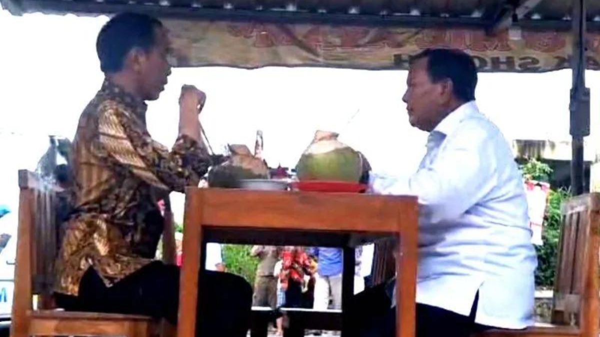 Tangkapan layar - Presiden Joko Widodo makan bakso bersama Menteri Pertahanan Prabowo Subianto di Magelang, Jawa Tengah, Senin (29/1/2024).