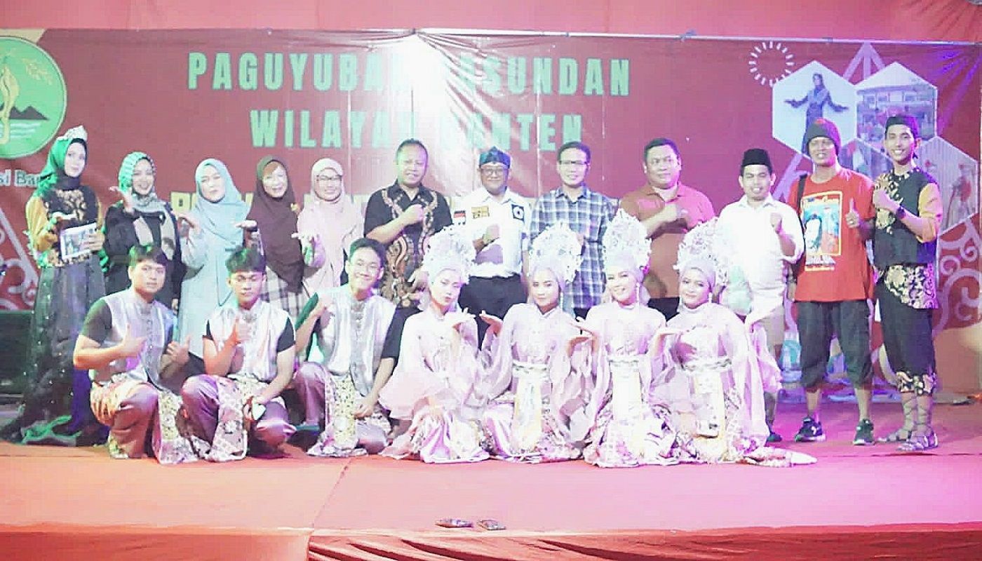 Tim SMK Negeri 1 Kota Serang foto bersama usai mengisi acara seni dan budaya pada kegiatan Rabegan Paguyuban Pasundan Banten.