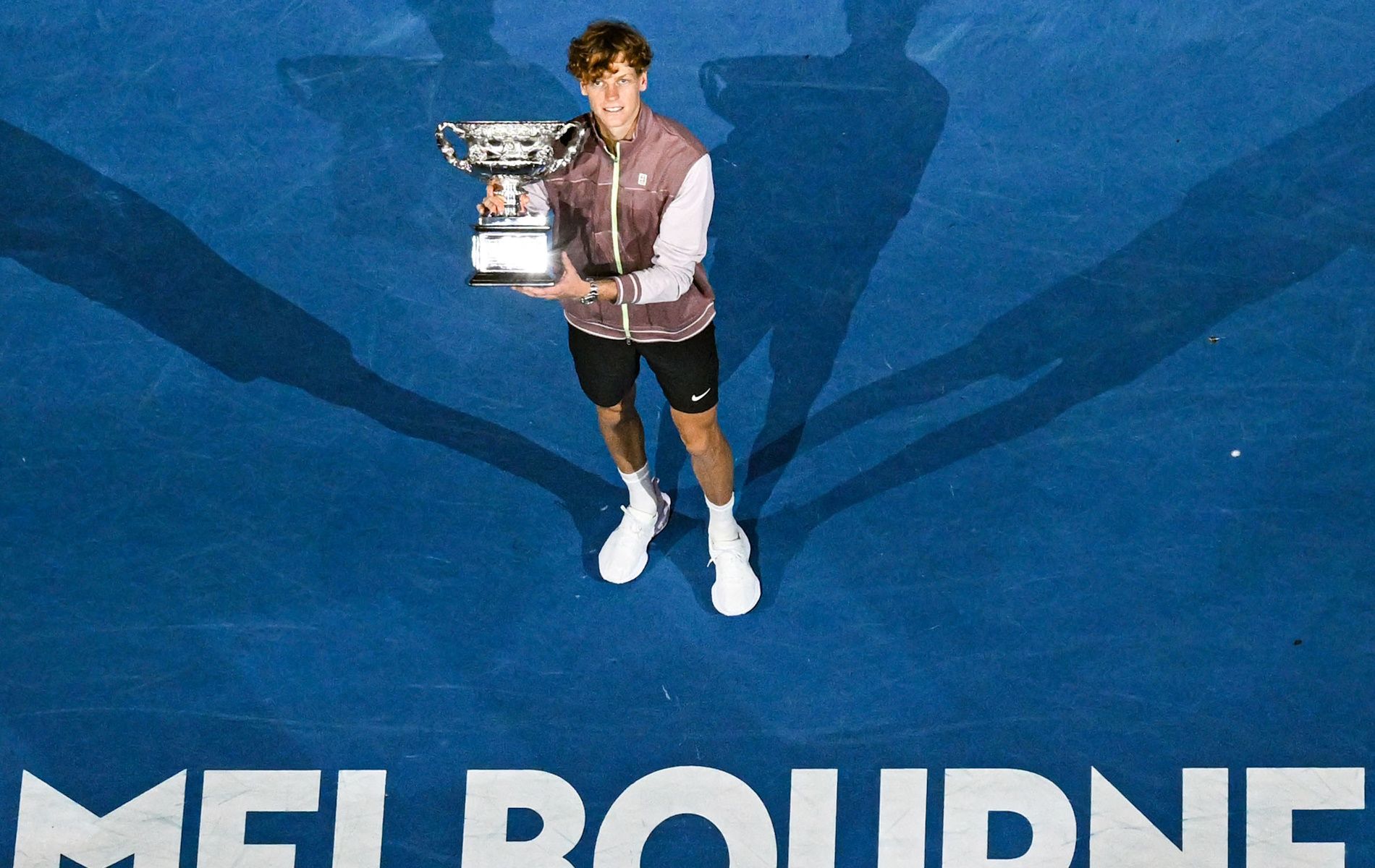 Jannik Sinner keluar sebagai juara Australian Open 2024. Sempat tertinggal dua set, petenis Italia itu bangkit mengalahkan Daniil Medvedev dalam lima set.