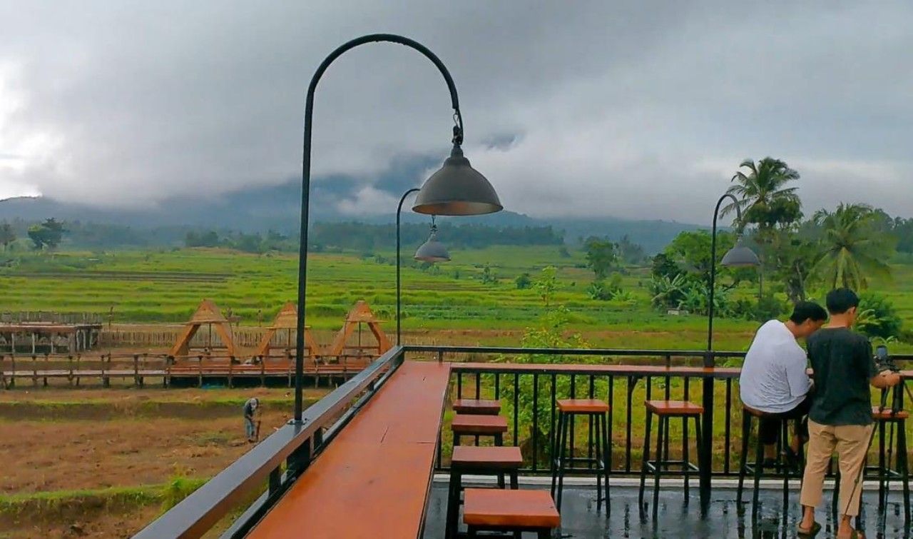 Area balkon tempat wisata kuliner Pucuk Pare Coffee and Resto di Pandeglang Banten.