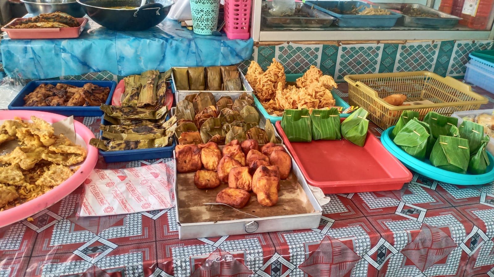 Menu pepes, rica-rica dan gorengan juga tersedia dalam bentuk bungkus daun di warung Mak Mar.