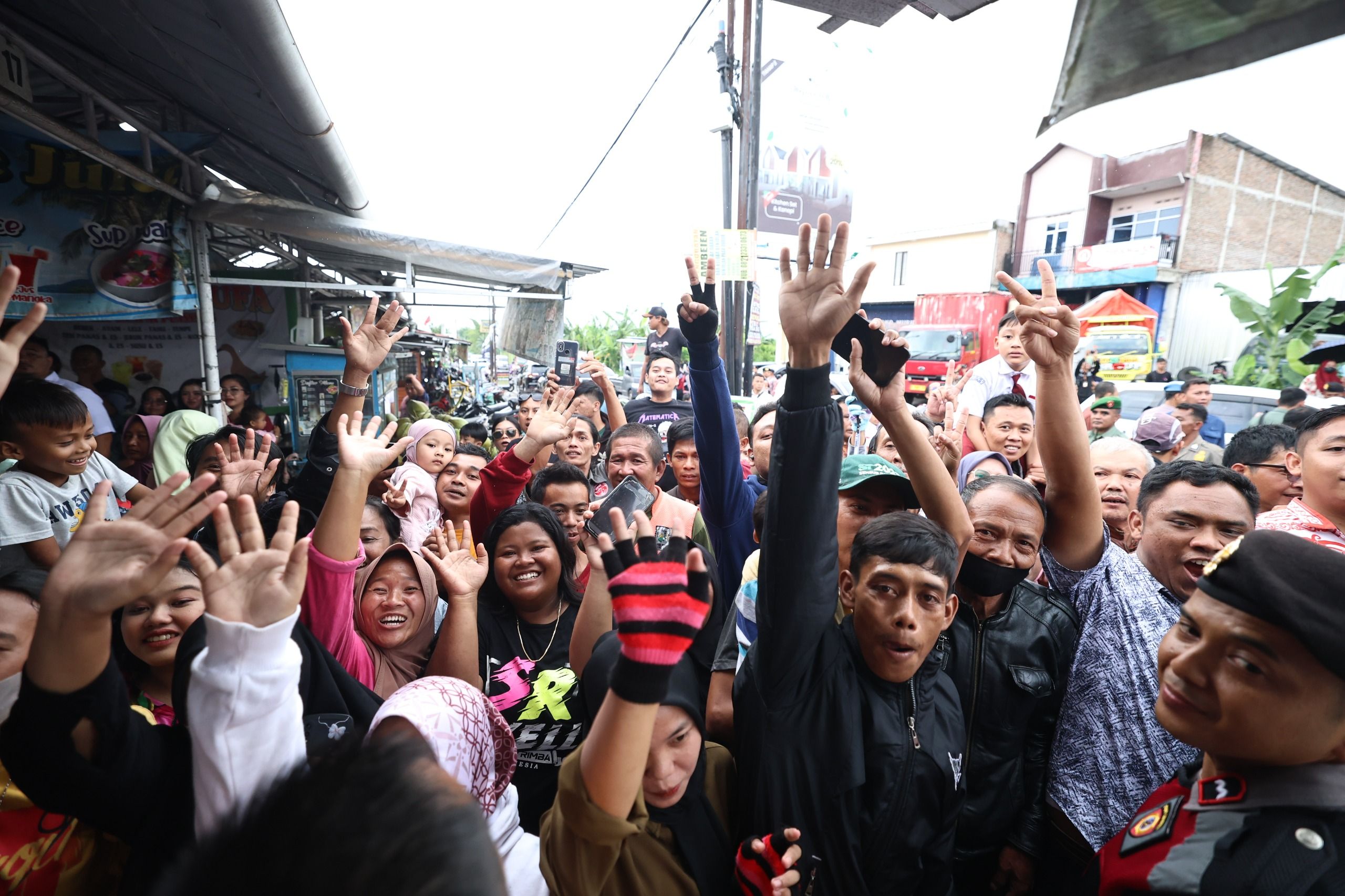 Warga antusias menyambut Presiden Jokowi dan Prabowo Subianto
