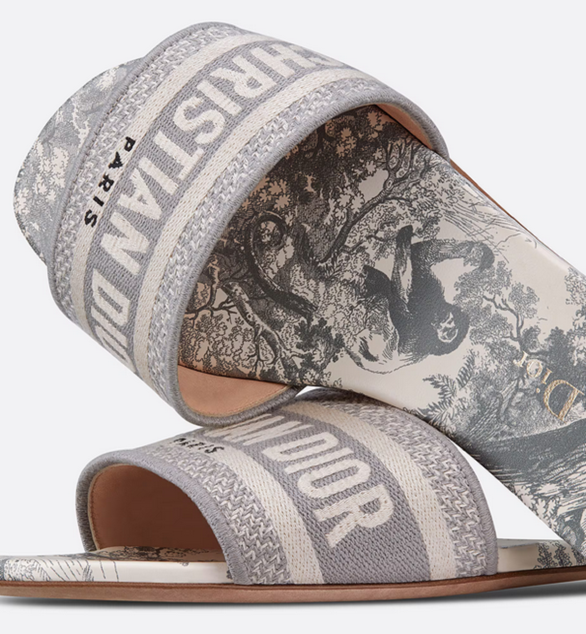 Detail sandal Dway Slide dalam koleksi sepatu Dior wanita.