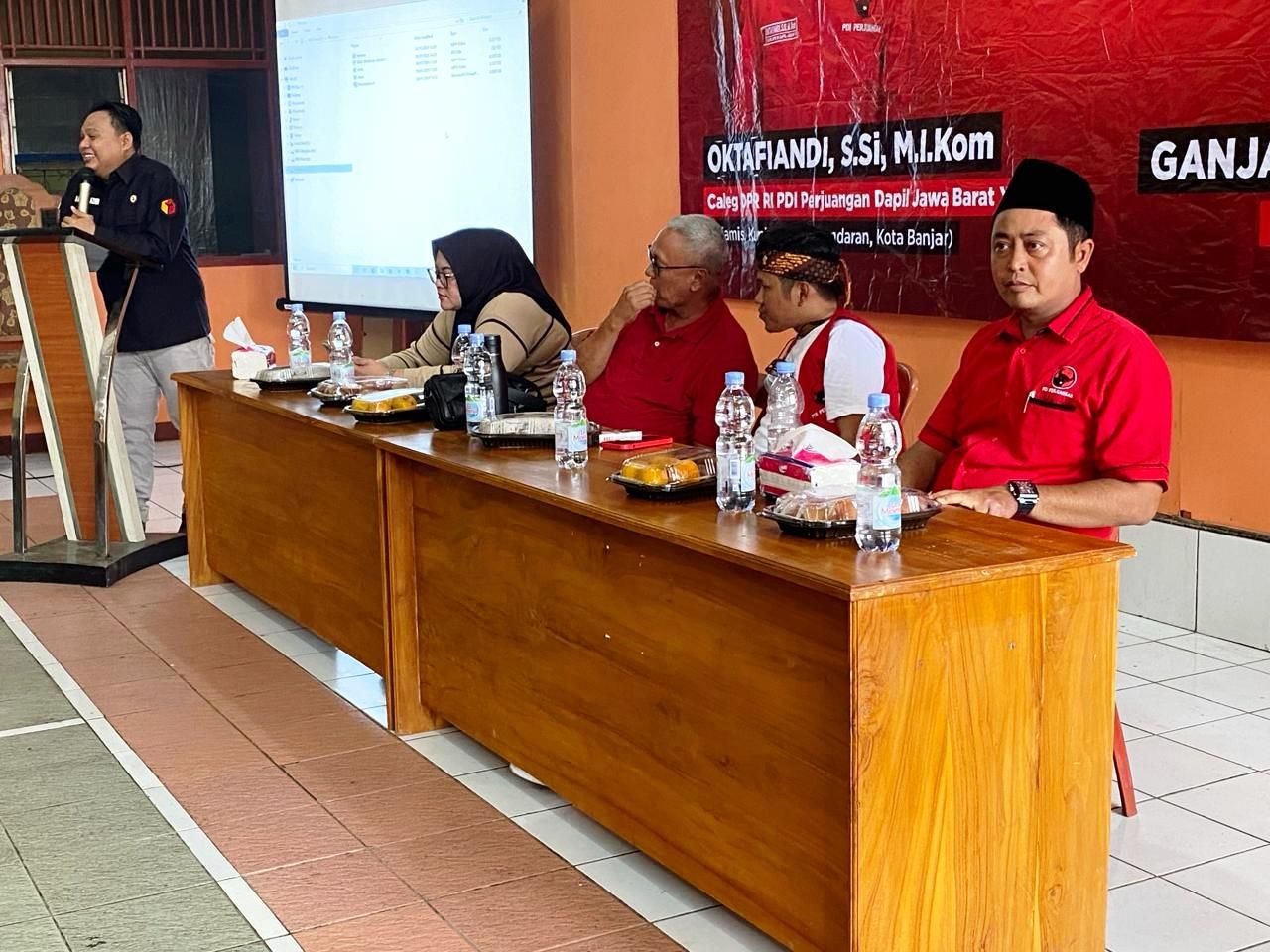 Sosialisasi program Ganjar-Mahfud kepada 1.000an relawan tingkat TPS, di aula Desa Sukaharja, Kecamatan Cibingin, Kabupaten Kuningan, Jawa Barat, Minggu 28 Januari 2024.*