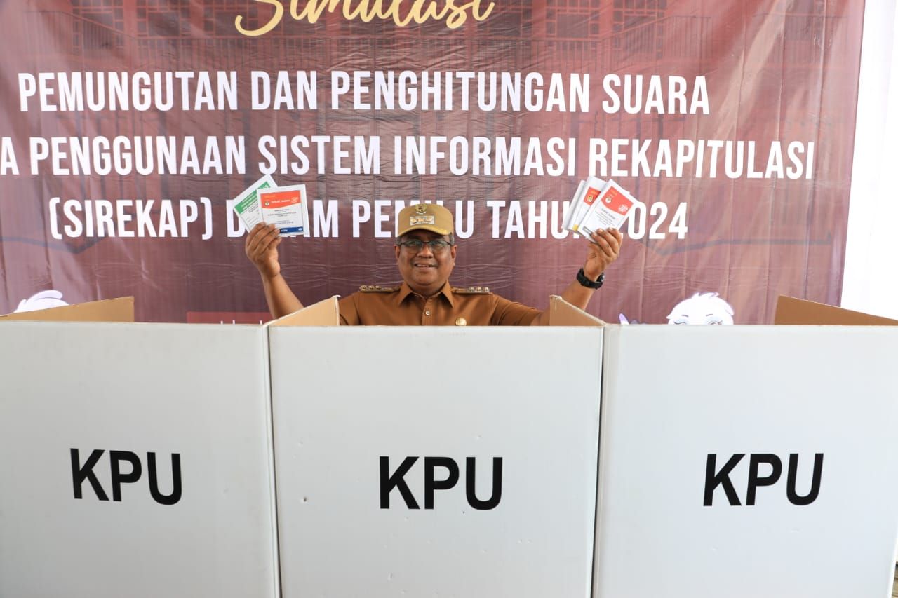 PJ Bupati Aceh Utara Mahyuzar saat simulasi hari pemungutan dan penghitungan suara