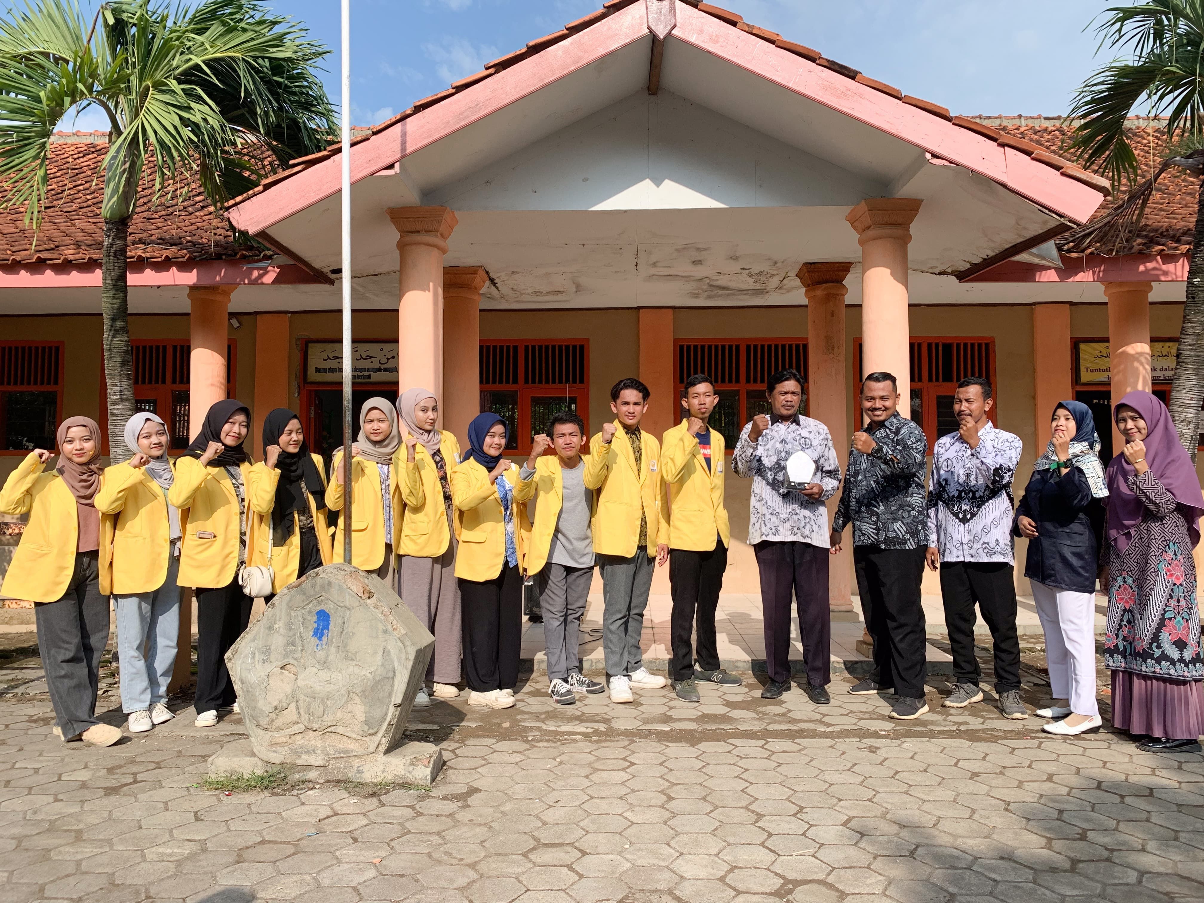 Keluarga Pelajar Mahasiswa Brebes (KPMDB) UNNES menggelar kegiatan mengajar di Negla, Losari, Kabupaten Brebes