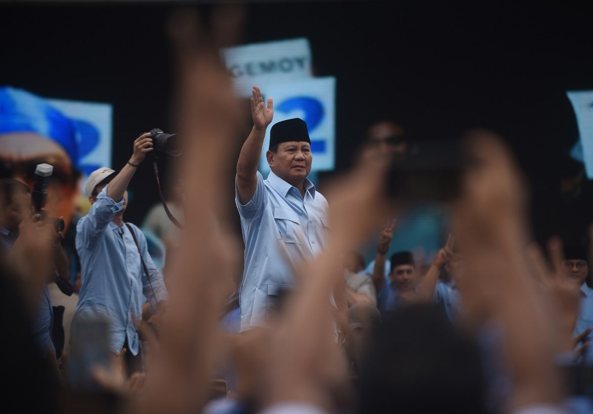 Calon presiden nomor urut 2, Prabowo Subianto menyapa para pendukungnya saat menghadiri kampanye di Stadion Maulana Yusuf, Serang, Banten, Sabtu (27/1/2024).