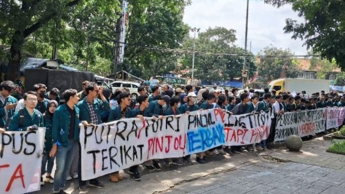 Demonstrasi mahasiswa ITB menuntut penolakan pinjol Danacita sebagai sistem pembayaran UKT, Senin (29/1/2024).