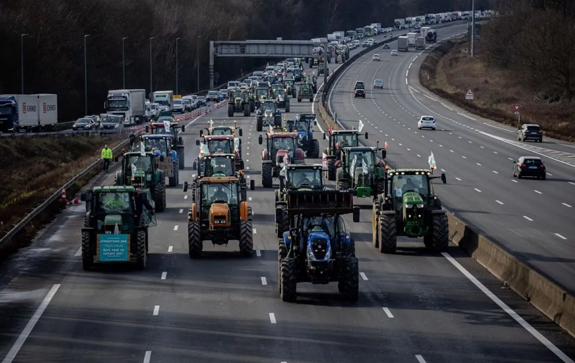 Petani Prancis memblokir jalan raya dengan traktor mereka saat melakukan aksi protes di Longvilliers, dekat Paris, Prancis.