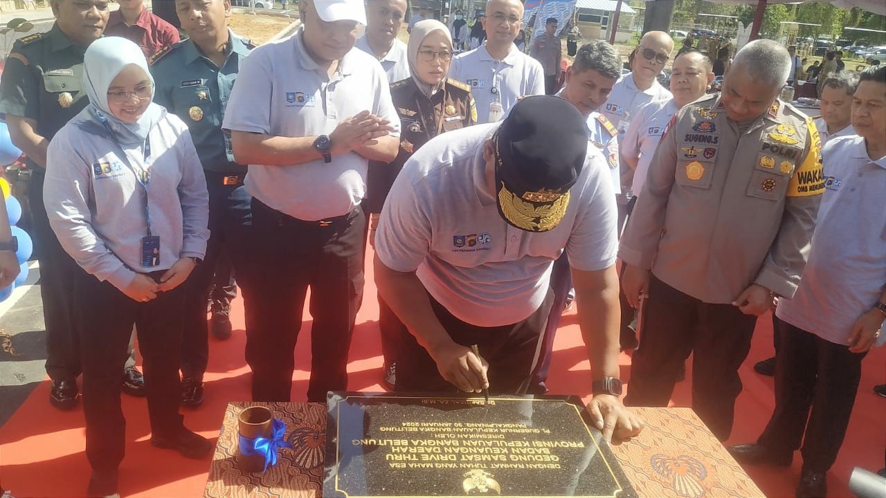 Pj Gubernur Babel, Syafrizal ZA menandatangani prasasti peresmian Gedung Samsat Drive Thru Pemerintah Provinsi Bangka Belitung. 