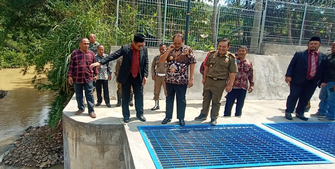 Bupati Jeje Wiradinata saat meninjau lokasi saluran pembawa air baku intake PDAM di Desa Putrapinggan Kecamatan Kalipucang, Senin 29 Januari 2024.
