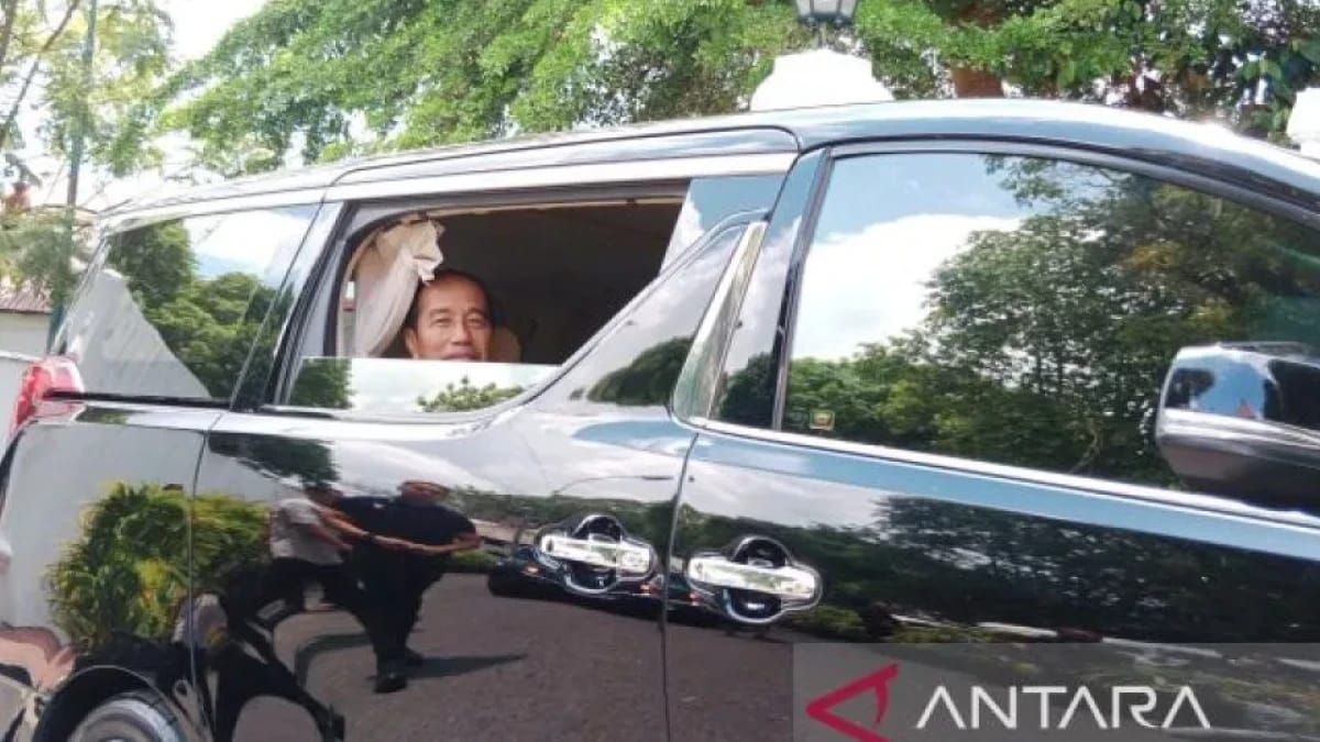 Presiden Joko Widodo saat meninggalkan lokasi di kawasan Keraton Kilen usai bertemu Sri Sultan Hamengku Buwono x.